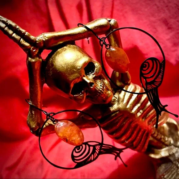 🐌💎 Crystal Black Dangly Snail Earrings 💎🐌 - Picture 5 of 8